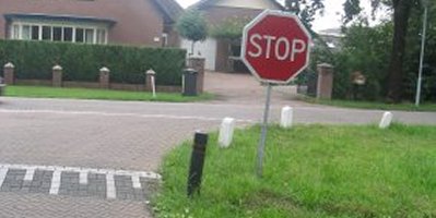 Een stopbord zonder stopstreep